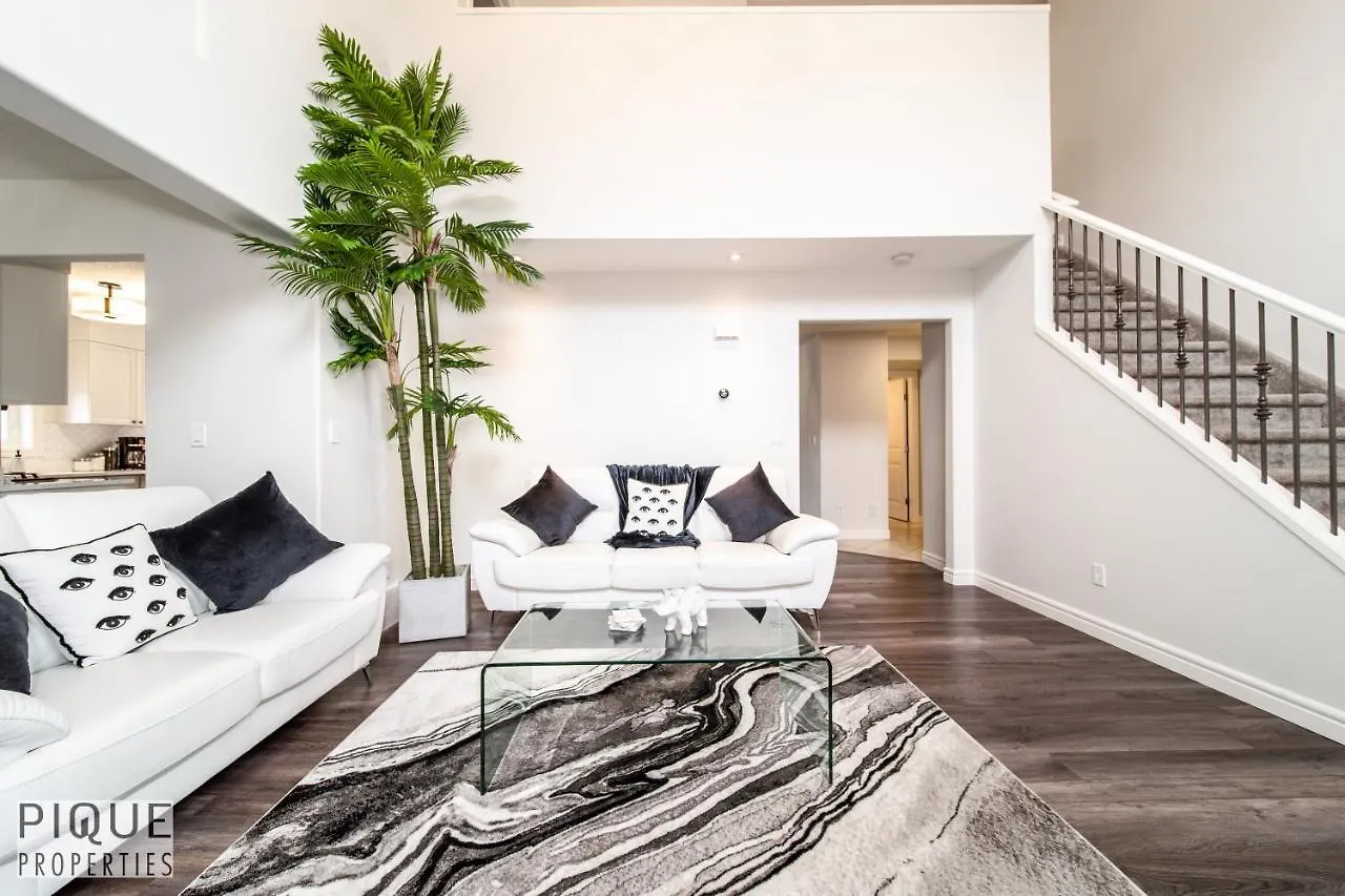 Luxurious 6 Bed Home I Fireplace I Near Sports Park I With Double Garage & Fast Wifi! Edmonton