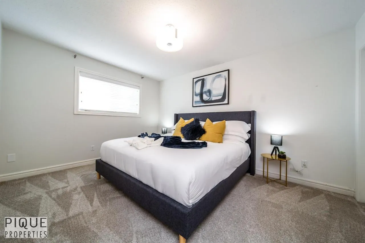 Luxurious 6 Bed Home I Fireplace I Near Sports Park I With Double Garage & Fast Wifi! Edmonton Vakantiehuis