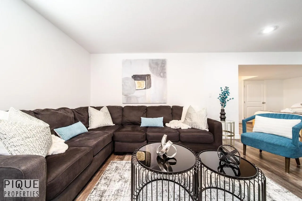 Vakantiehuis Luxurious 6 Bed Home I Fireplace I Near Sports Park I With Double Garage & Fast Wifi! Edmonton