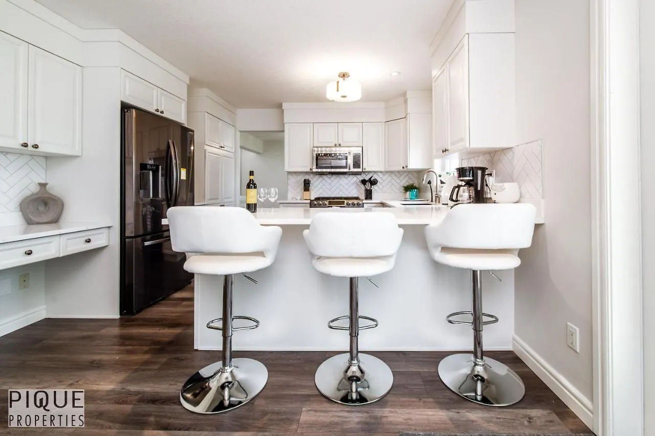 Vakantiehuis Luxurious 6 Bed Home I Fireplace I Near Sports Park I With Double Garage & Fast Wifi! Edmonton Canada