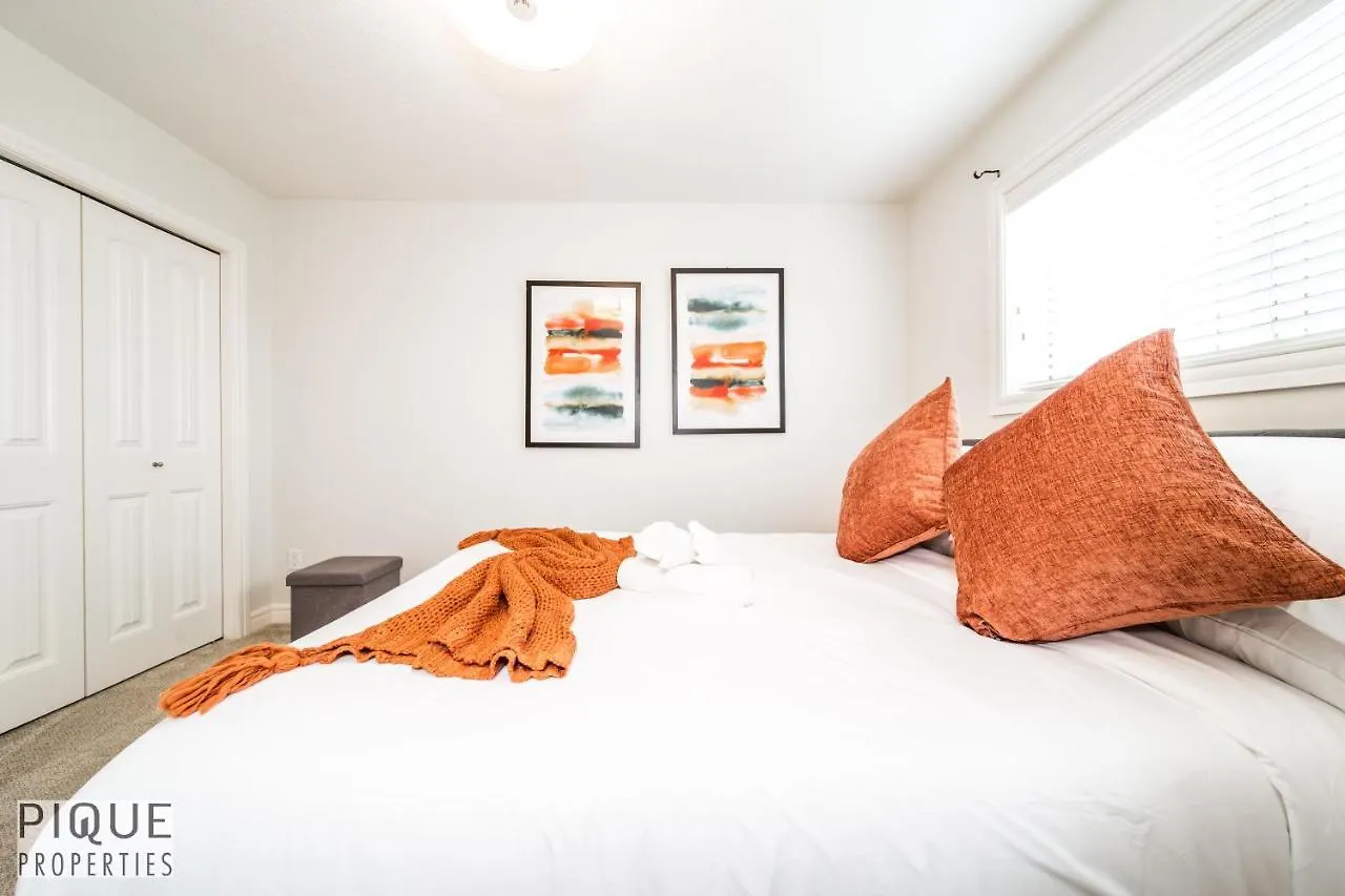 Luxurious 6 Bed Home I Fireplace I Near Sports Park I With Double Garage & Fast Wifi! Edmonton