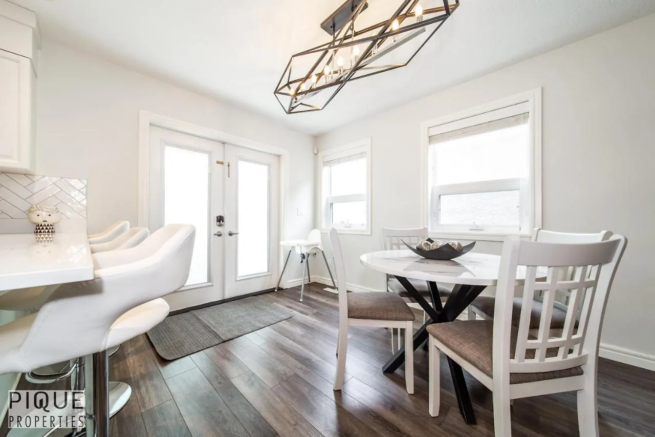 Vakantiehuis Luxurious 6 Bed Home I Fireplace I Near Sports Park I With Double Garage & Fast Wifi! Edmonton