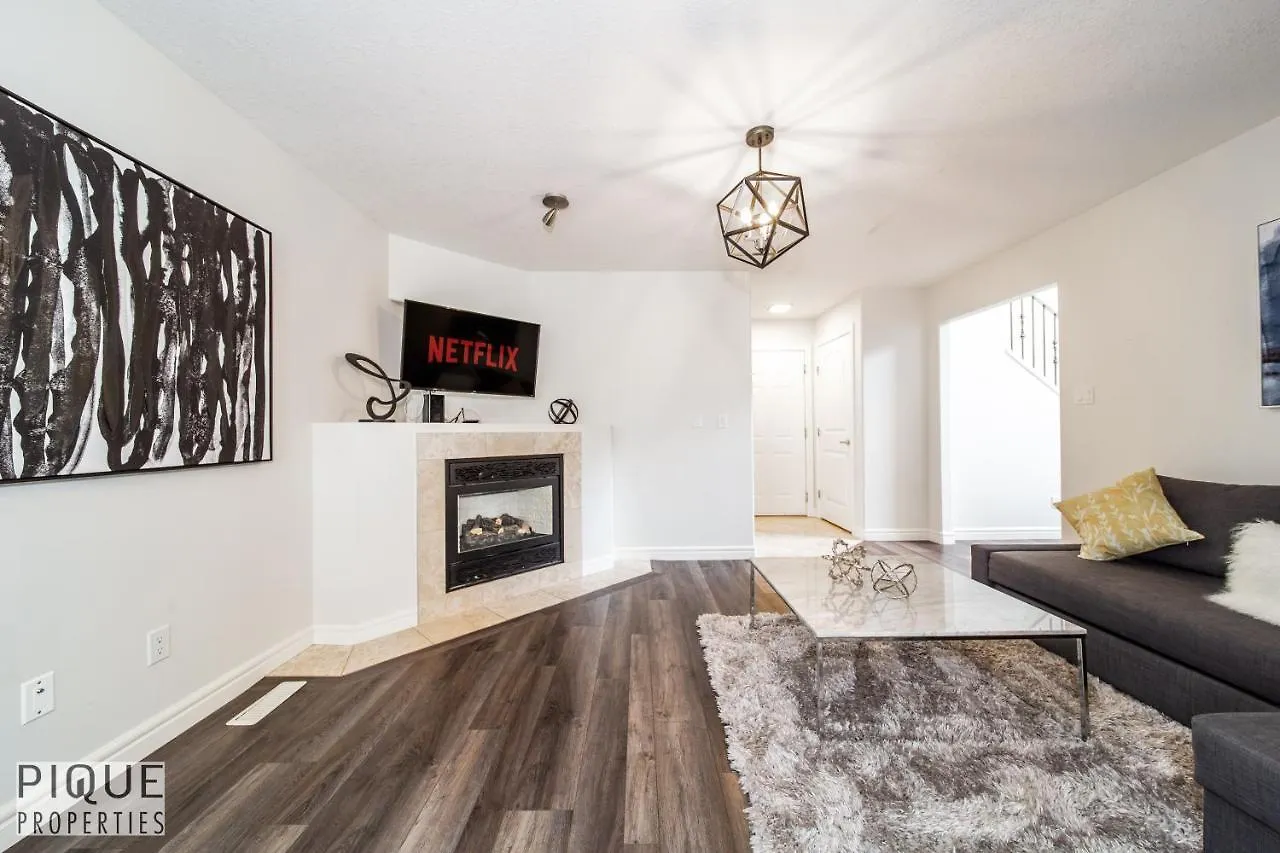 Luxurious 6 Bed Home I Fireplace I Near Sports Park I With Double Garage & Fast Wifi! Edmonton Canada