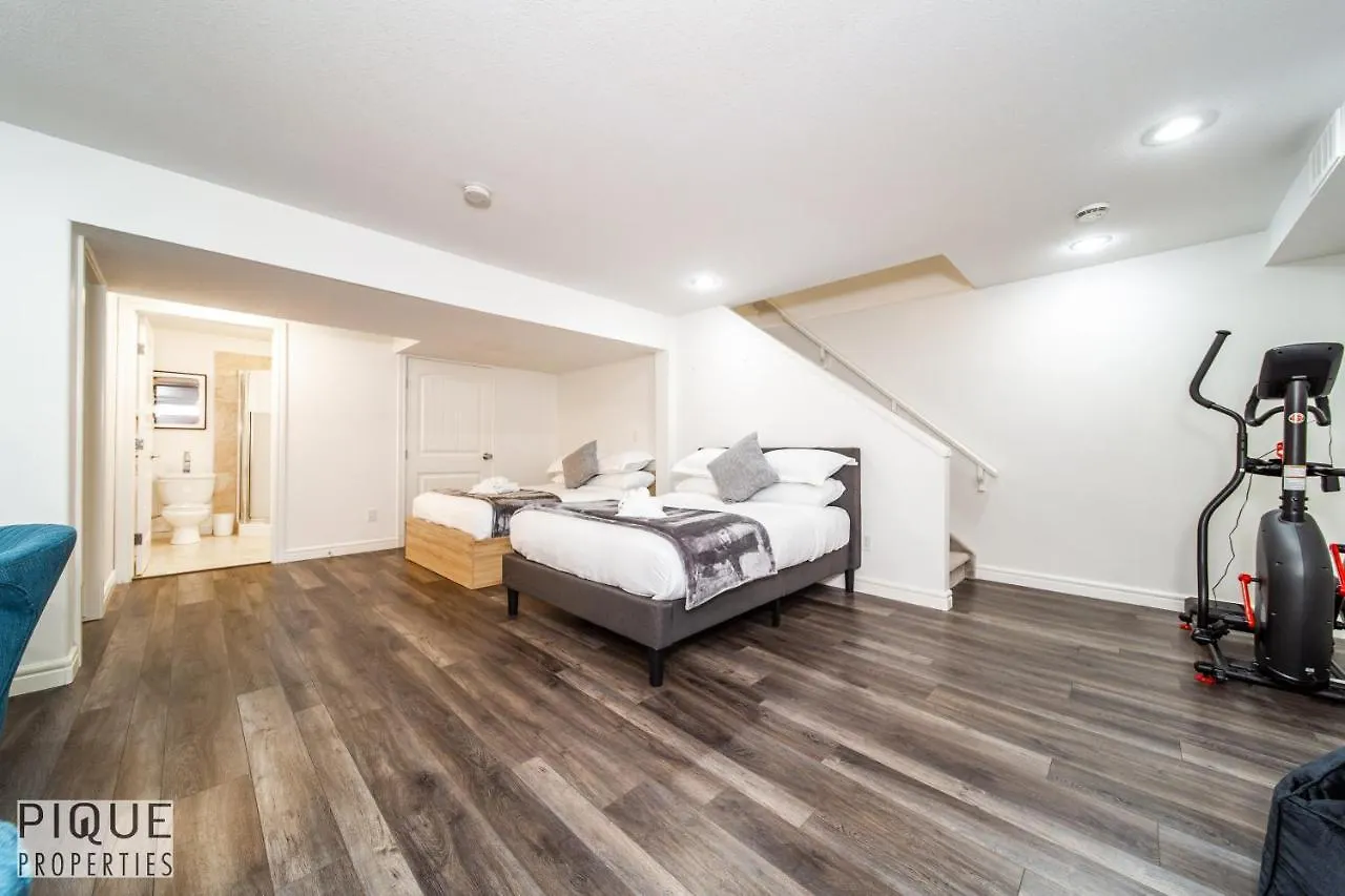 Vakantiehuis Luxurious 6 Bed Home I Fireplace I Near Sports Park I With Double Garage & Fast Wifi! Edmonton Canada