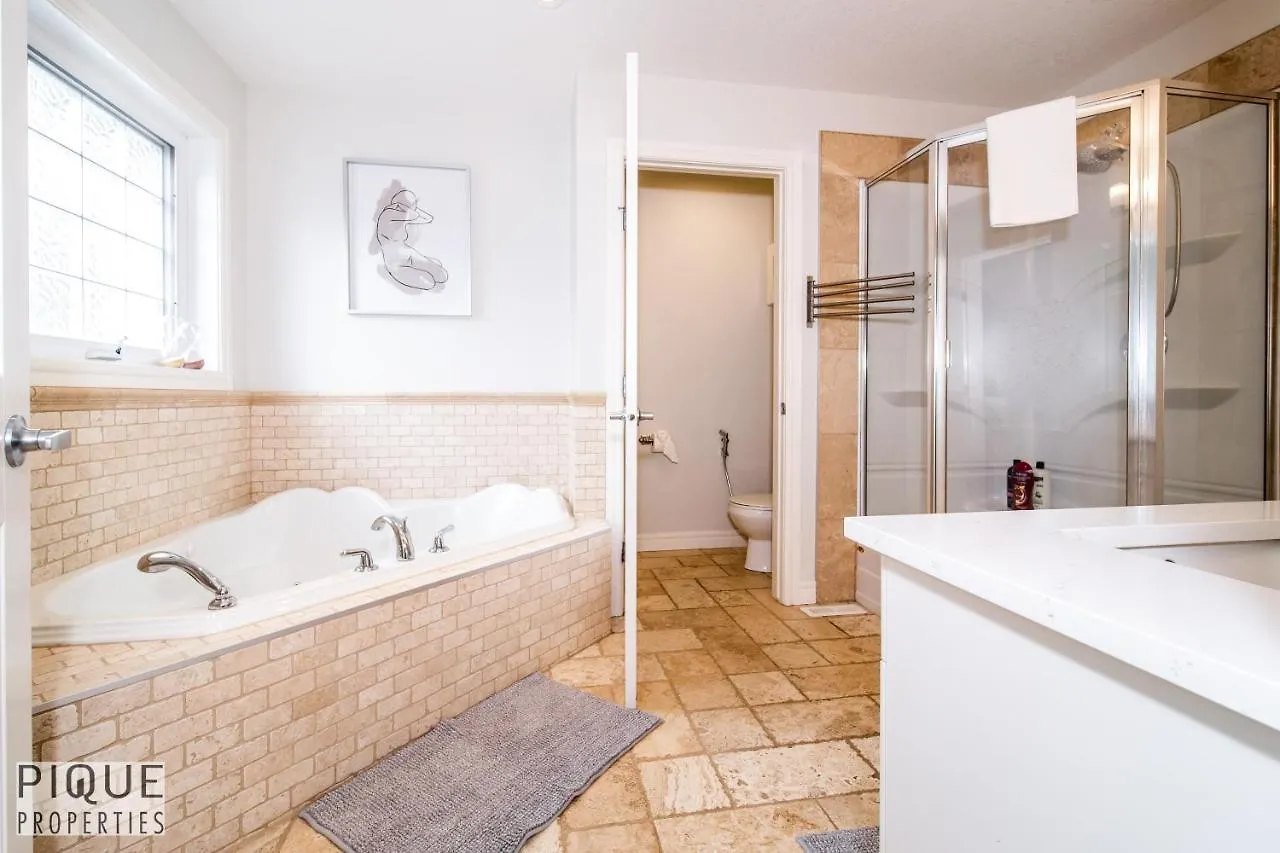 Vakantiehuis Luxurious 6 Bed Home I Fireplace I Near Sports Park I With Double Garage & Fast Wifi! Edmonton Canada
