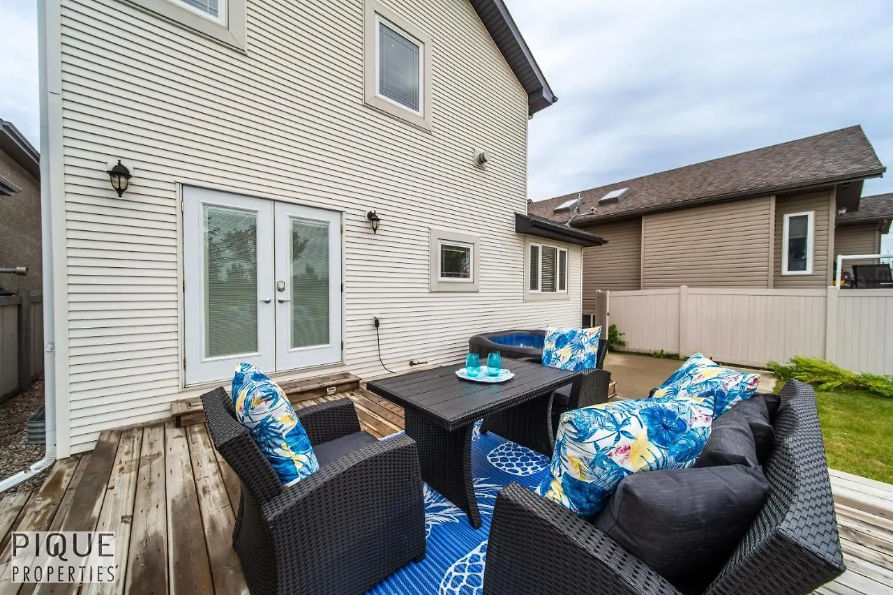 Luxurious 6 Bed Home I Fireplace I Near Sports Park I With Double Garage & Fast Wifi! Edmonton 0*,