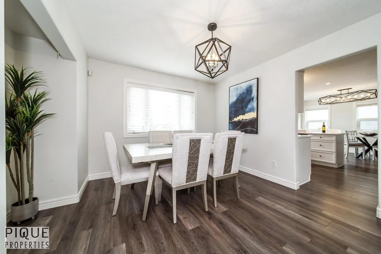 Vakantiehuis Luxurious 6 Bed Home I Fireplace I Near Sports Park I With Double Garage & Fast Wifi! Edmonton