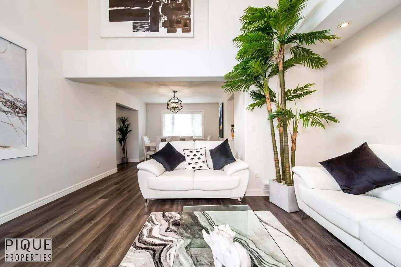 Luxurious 6 Bed Home I Fireplace I Near Sports Park I With Double Garage & Fast Wifi! Edmonton Canada