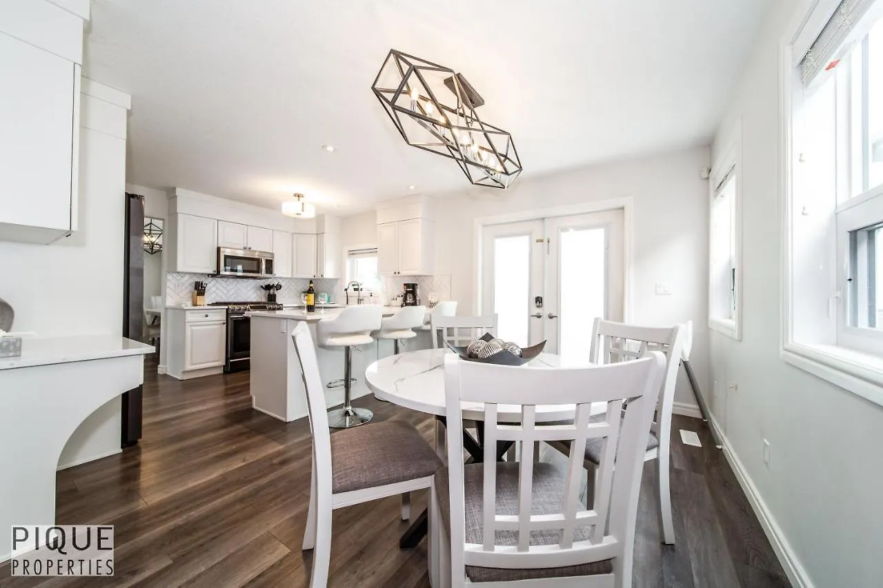 Luxurious 6 Bed Home I Fireplace I Near Sports Park I With Double Garage & Fast Wifi! Edmonton Vakantiehuis