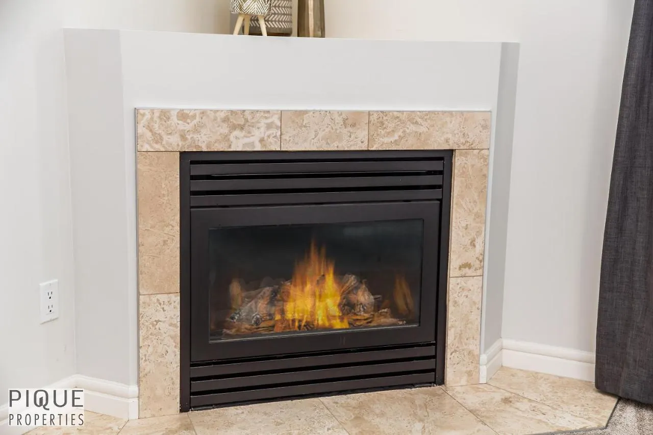 Luxurious 6 Bed Home I Fireplace I Near Sports Park I With Double Garage & Fast Wifi! Edmonton