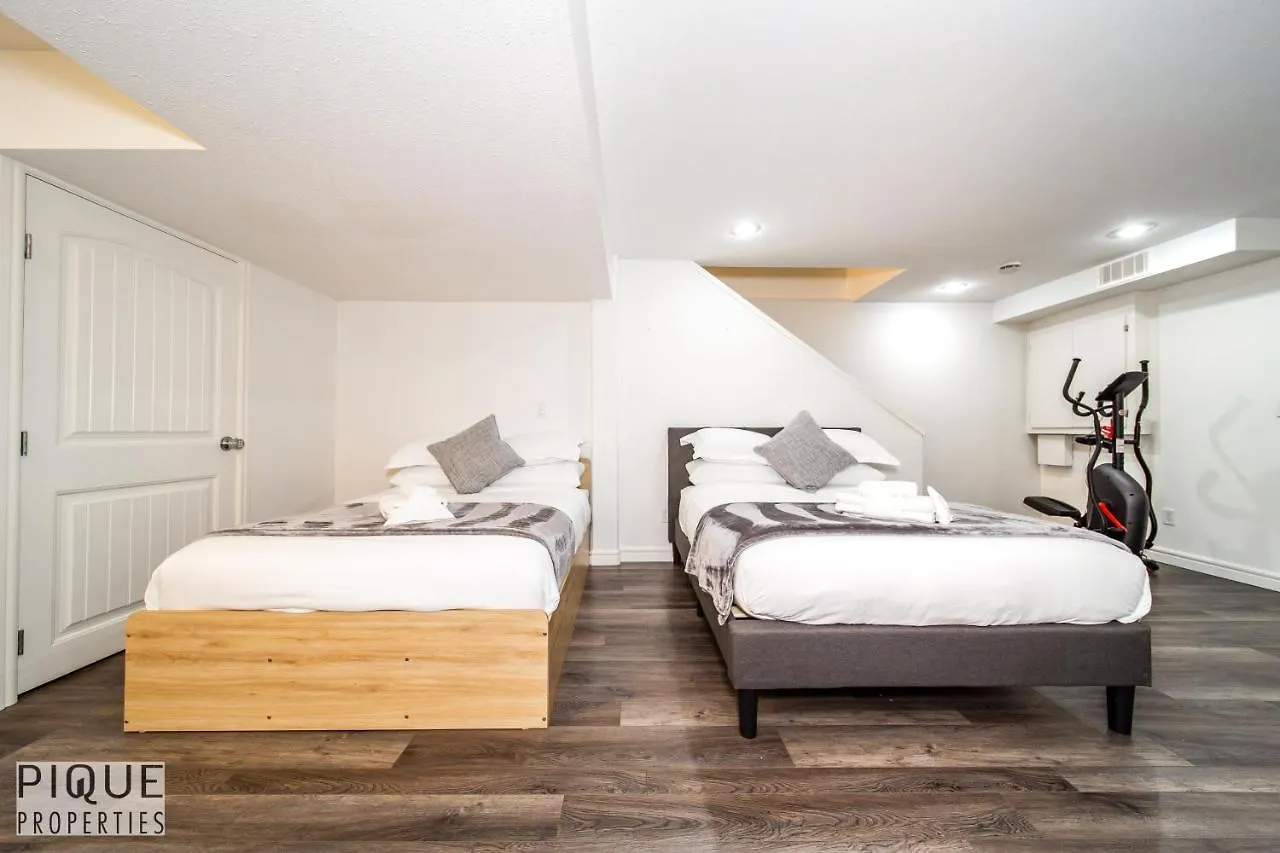 Vakantiehuis Luxurious 6 Bed Home I Fireplace I Near Sports Park I With Double Garage & Fast Wifi! Edmonton
