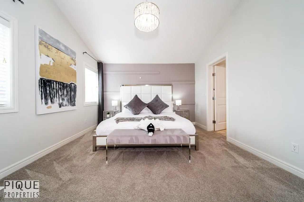 Luxurious 6 Bed Home I Fireplace I Near Sports Park I With Double Garage & Fast Wifi! Edmonton Canada