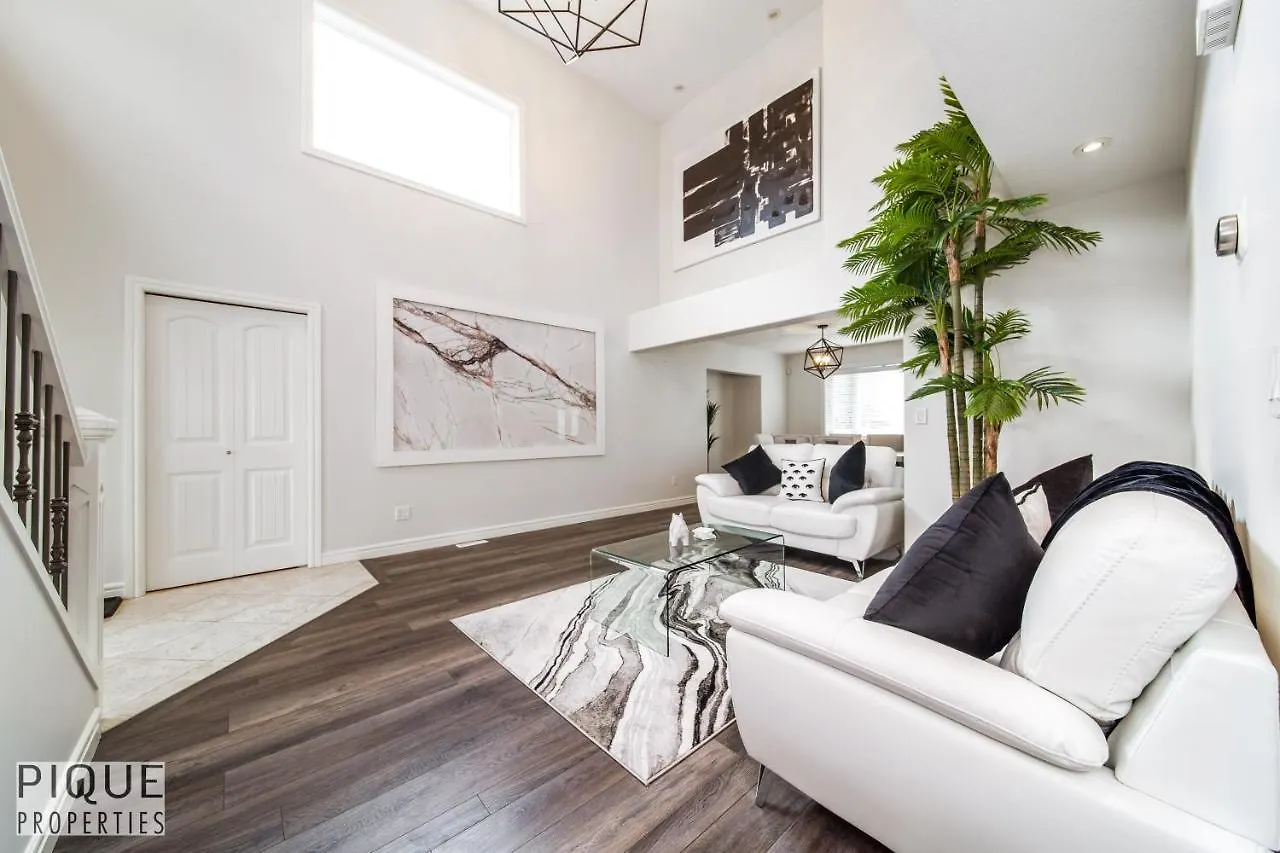 Vakantiehuis Luxurious 6 Bed Home I Fireplace I Near Sports Park I With Double Garage & Fast Wifi! Edmonton Canada