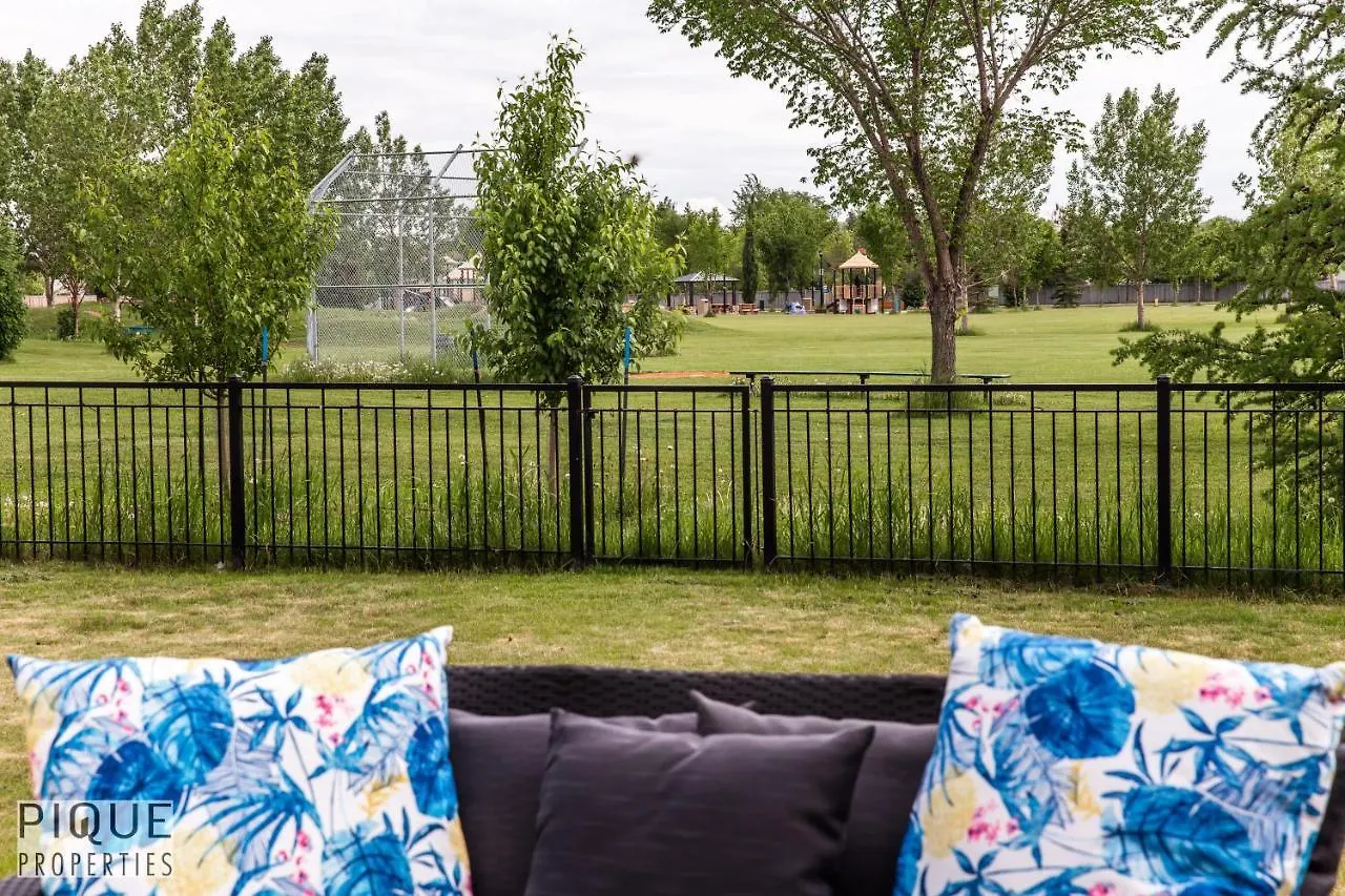 Luxurious 6 Bed Home I Fireplace I Near Sports Park I With Double Garage & Fast Wifi! Edmonton