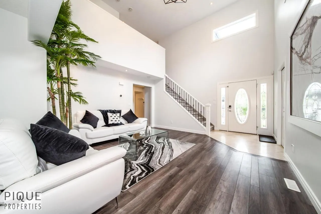 Vakantiehuis Luxurious 6 Bed Home I Fireplace I Near Sports Park I With Double Garage & Fast Wifi! Edmonton