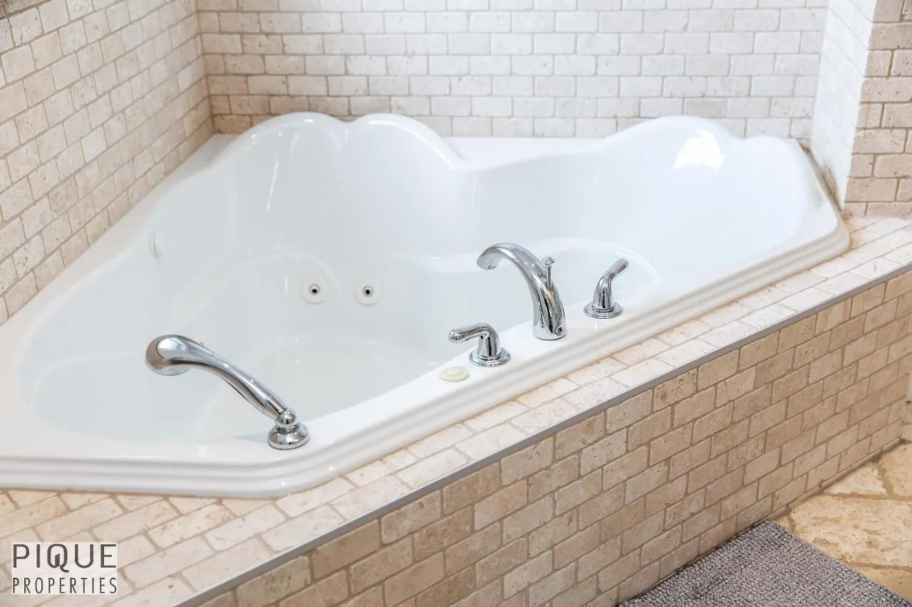 Luxurious 6 Bed Home I Fireplace I Near Sports Park I With Double Garage & Fast Wifi! Edmonton