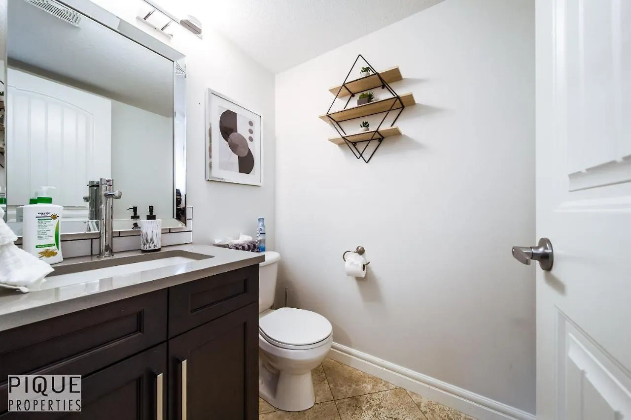 Luxurious 6 Bed Home I Fireplace I Near Sports Park I With Double Garage & Fast Wifi! Edmonton Canada