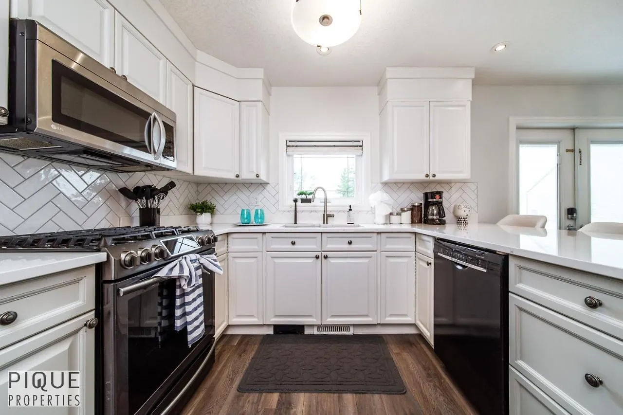 Luxurious 6 Bed Home I Fireplace I Near Sports Park I With Double Garage & Fast Wifi! Edmonton 0*,