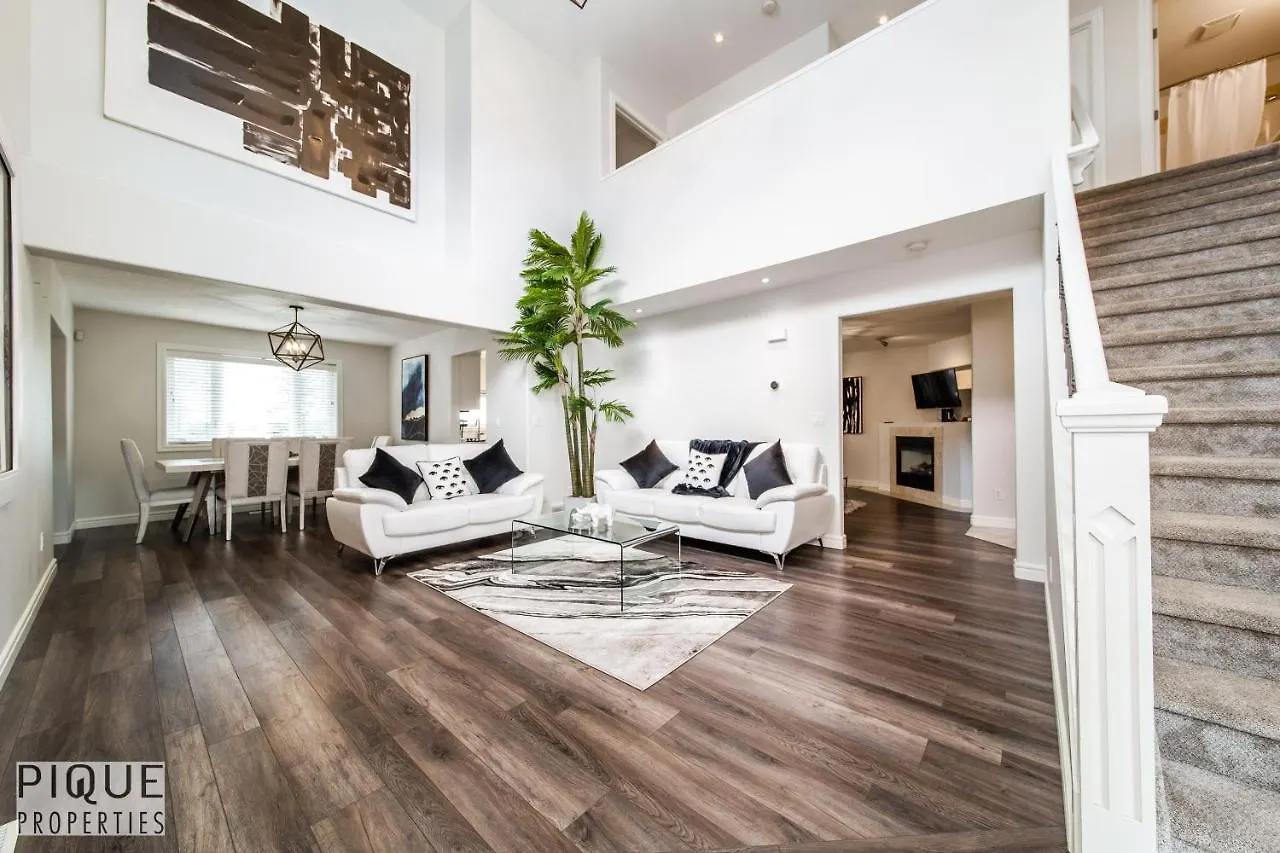 Luxurious 6 Bed Home I Fireplace I Near Sports Park I With Double Garage & Fast Wifi! Edmonton Vakantiehuis