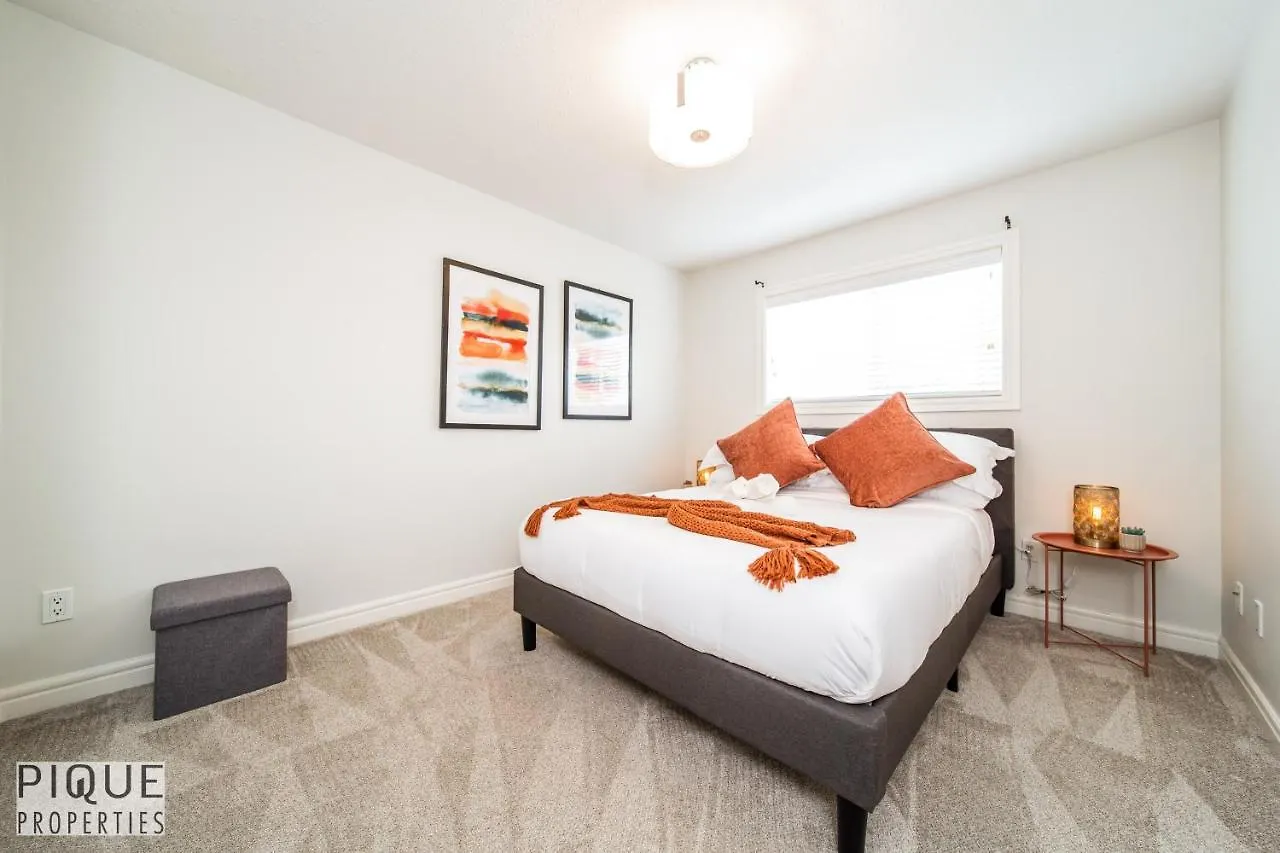 Luxurious 6 Bed Home I Fireplace I Near Sports Park I With Double Garage & Fast Wifi! Edmonton