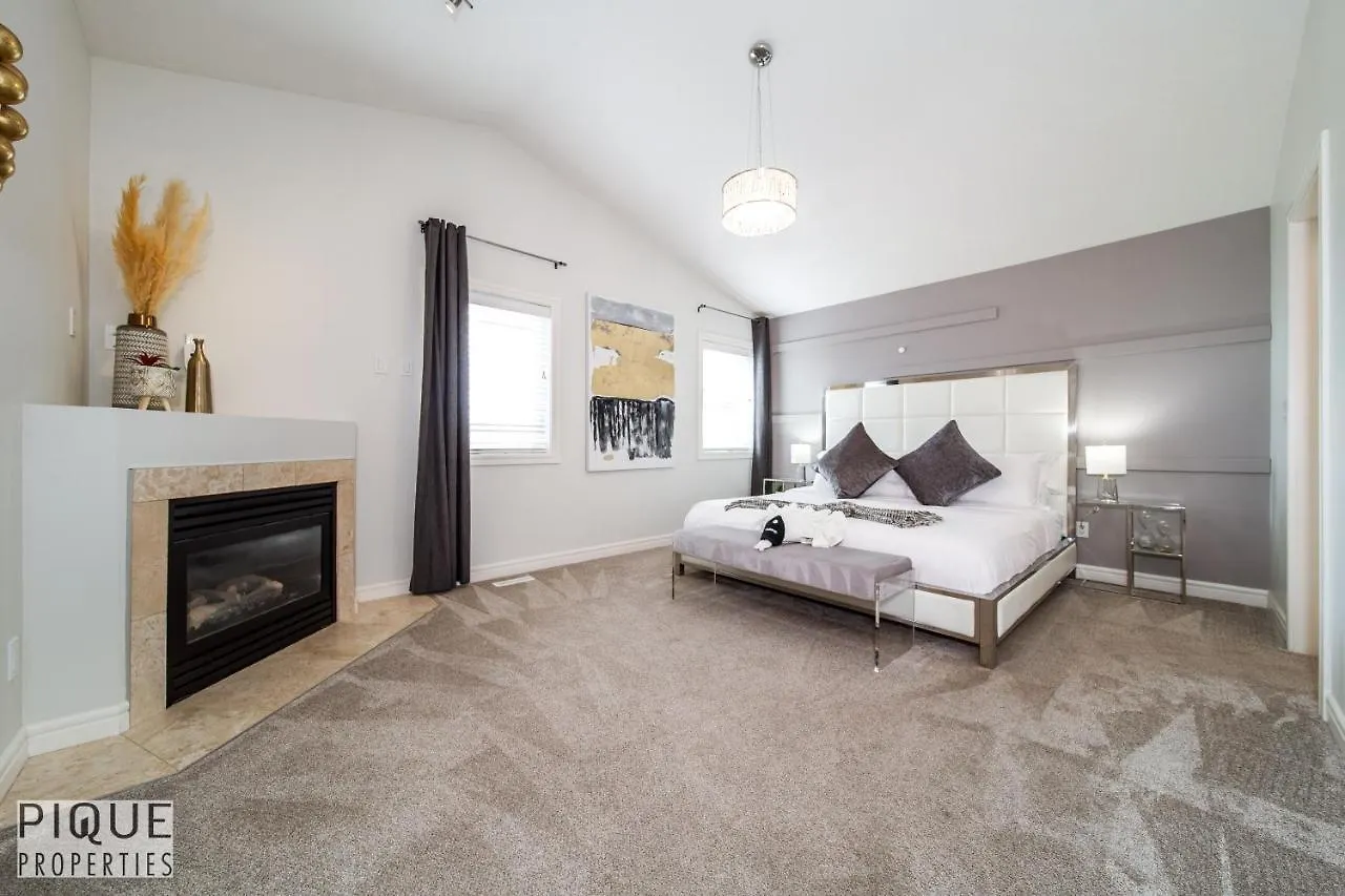 Luxurious 6 Bed Home I Fireplace I Near Sports Park I With Double Garage & Fast Wifi! Edmonton Canada