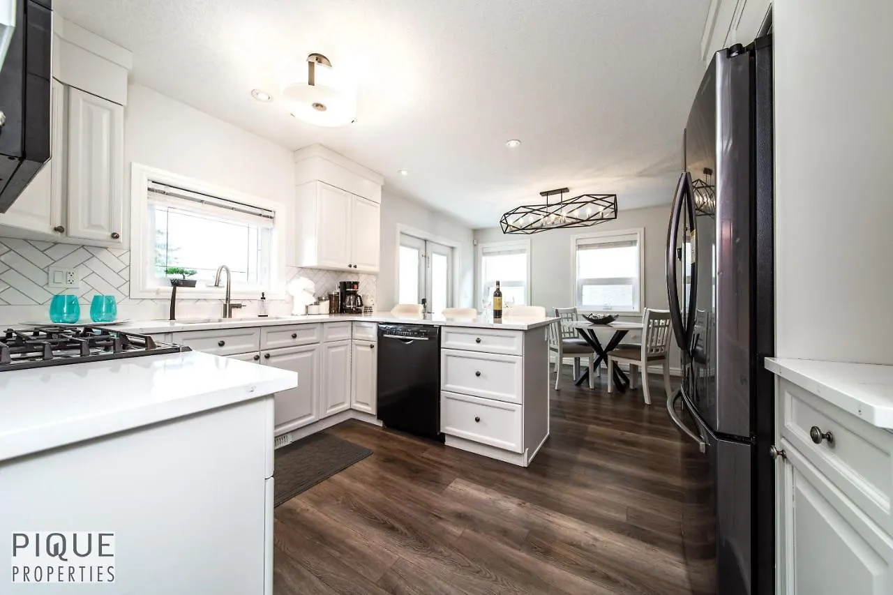 Luxurious 6 Bed Home I Fireplace I Near Sports Park I With Double Garage & Fast Wifi! Edmonton 0*,