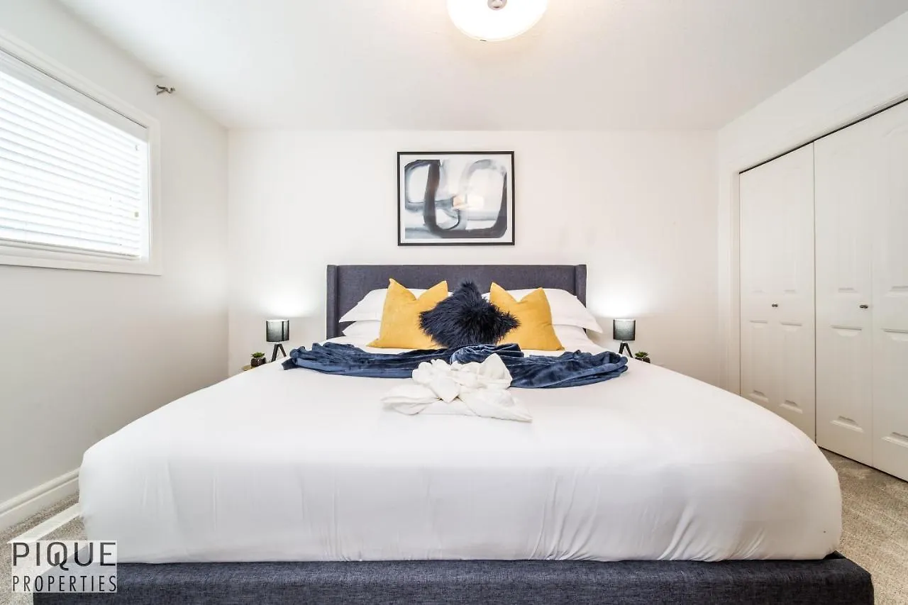 Luxurious 6 Bed Home I Fireplace I Near Sports Park I With Double Garage & Fast Wifi! Edmonton 0*,  Canada