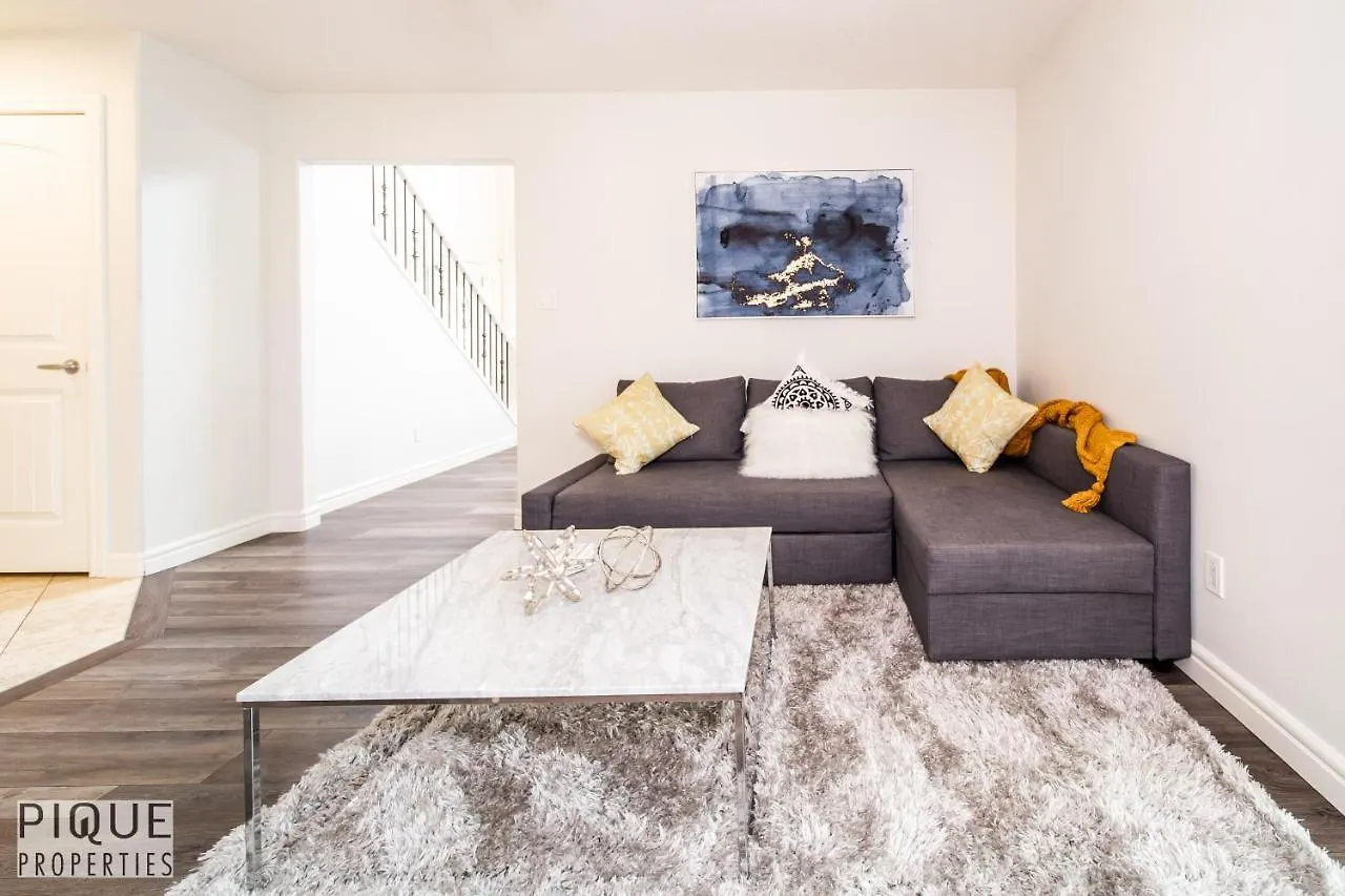 Hébergement de vacances Luxurious 6 Bed Home I Fireplace I Near Sports Park I With Double Garage & Fast Wifi! Edmonton Canada