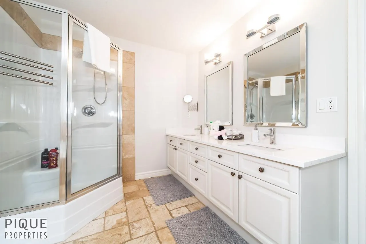 Luxurious 6 Bed Home I Fireplace I Near Sports Park I With Double Garage & Fast Wifi! Edmonton