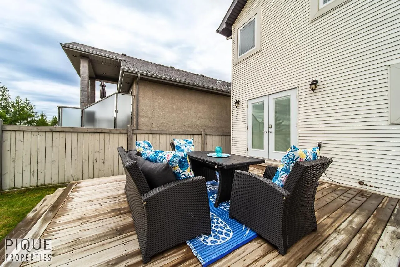 Luxurious 6 Bed Home I Fireplace I Near Sports Park I With Double Garage & Fast Wifi! Edmonton