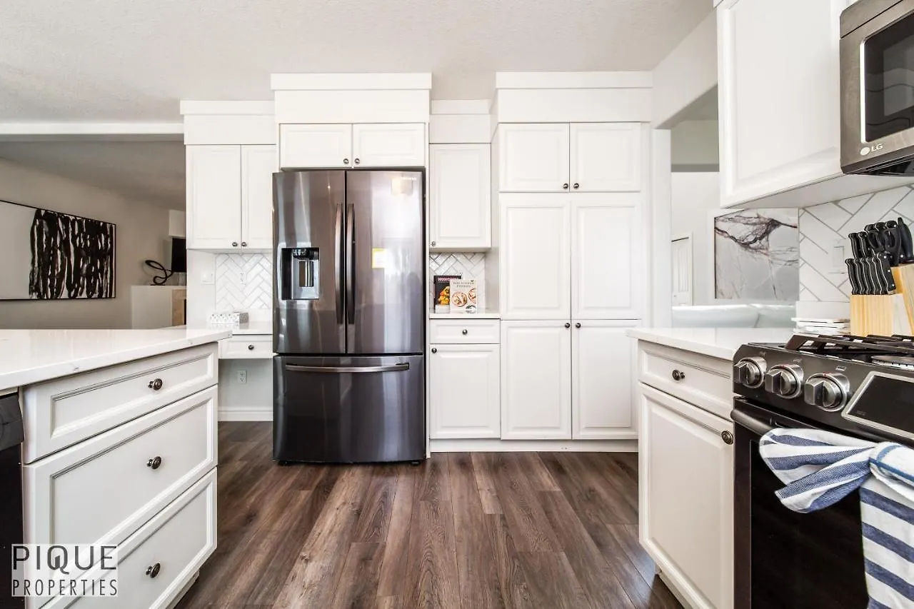 Luxurious 6 Bed Home I Fireplace I Near Sports Park I With Double Garage & Fast Wifi! Edmonton 0*,  Canada