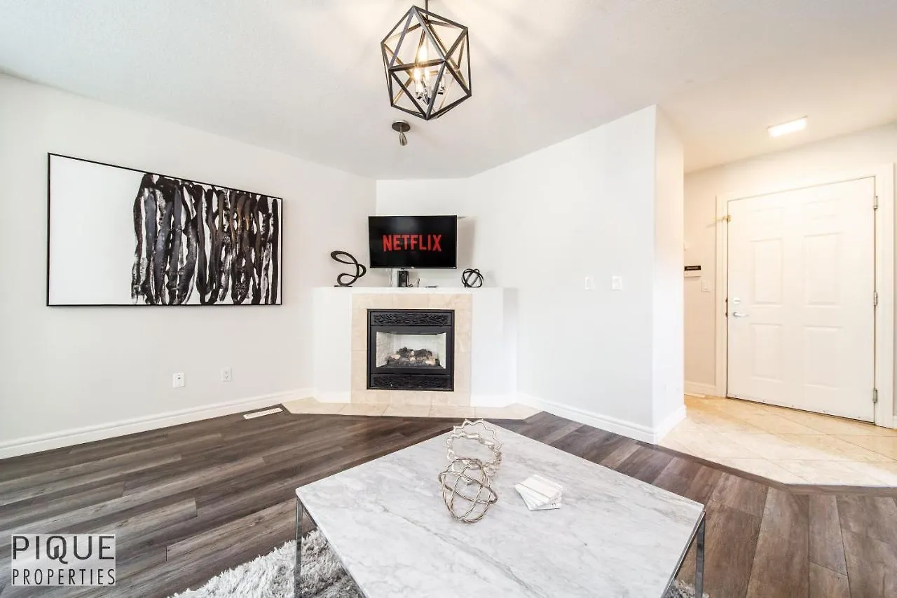 Hébergement de vacances Luxurious 6 Bed Home I Fireplace I Near Sports Park I With Double Garage & Fast Wifi! Edmonton