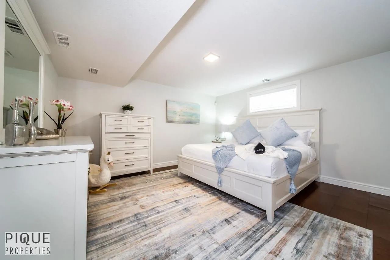 Luxurious 6 Bed Home I Fireplace I Near Sports Park I With Double Garage & Fast Wifi! Edmonton