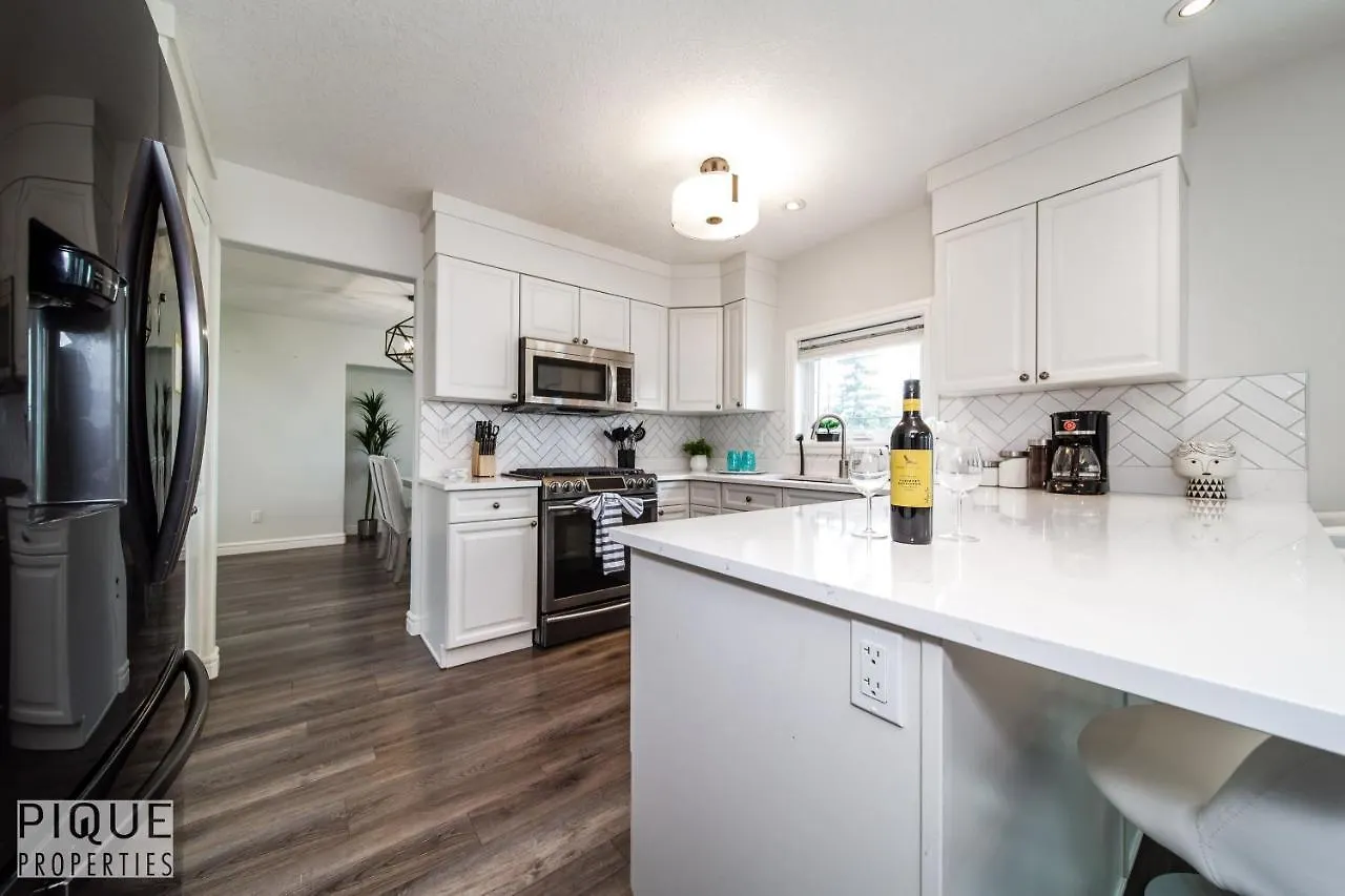 Luxurious 6 Bed Home I Fireplace I Near Sports Park I With Double Garage & Fast Wifi! Edmonton Hébergement de vacances