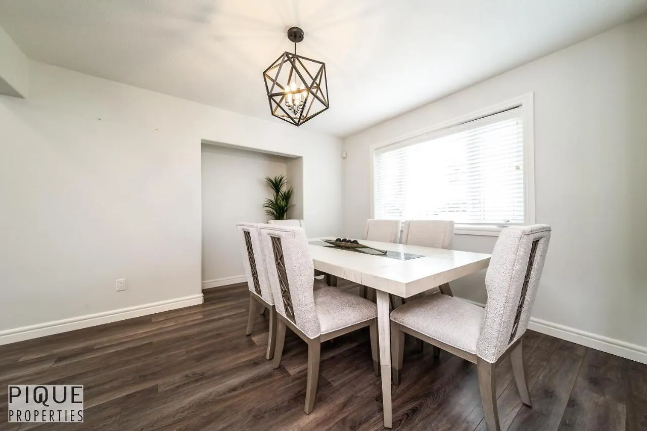 Luxurious 6 Bed Home I Fireplace I Near Sports Park I With Double Garage & Fast Wifi! Edmonton Canada