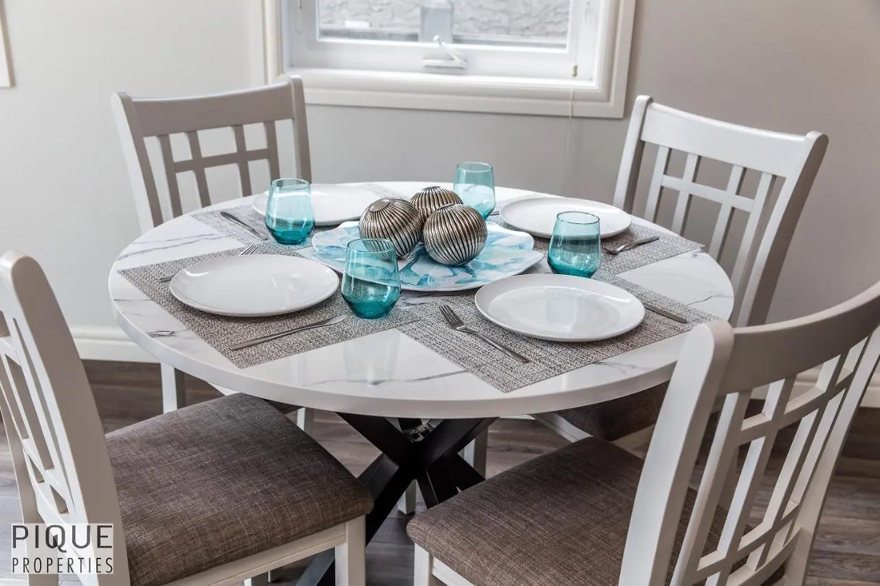 Luxurious 6 Bed Home I Fireplace I Near Sports Park I With Double Garage & Fast Wifi! Edmonton Canada