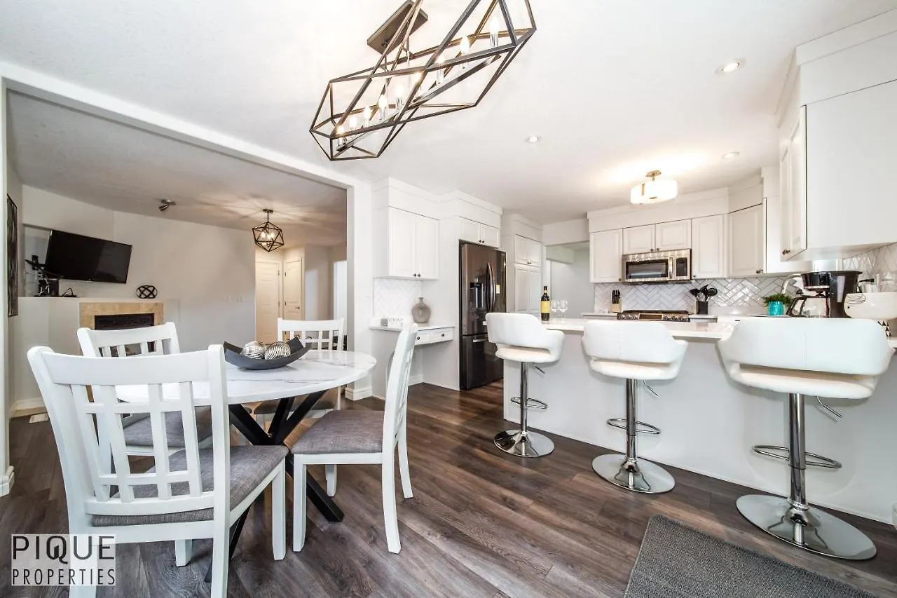 Luxurious 6 Bed Home I Fireplace I Near Sports Park I With Double Garage & Fast Wifi! Edmonton