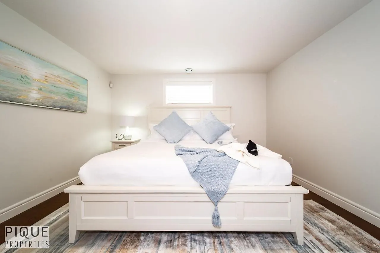 Luxurious 6 Bed Home I Fireplace I Near Sports Park I With Double Garage & Fast Wifi! Edmonton 0*,  Canada