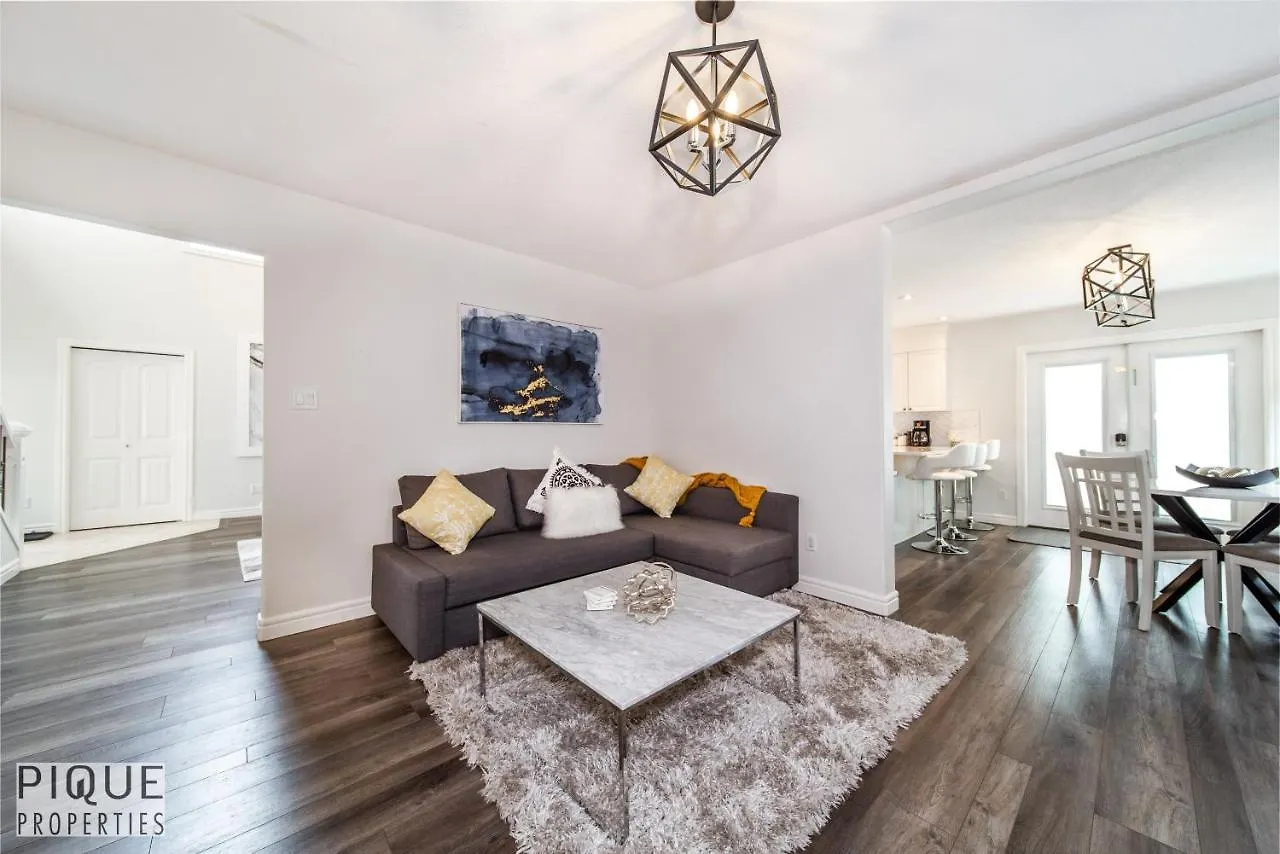 Luxurious 6 Bed Home I Fireplace I Near Sports Park I With Double Garage & Fast Wifi! Edmonton Canada
